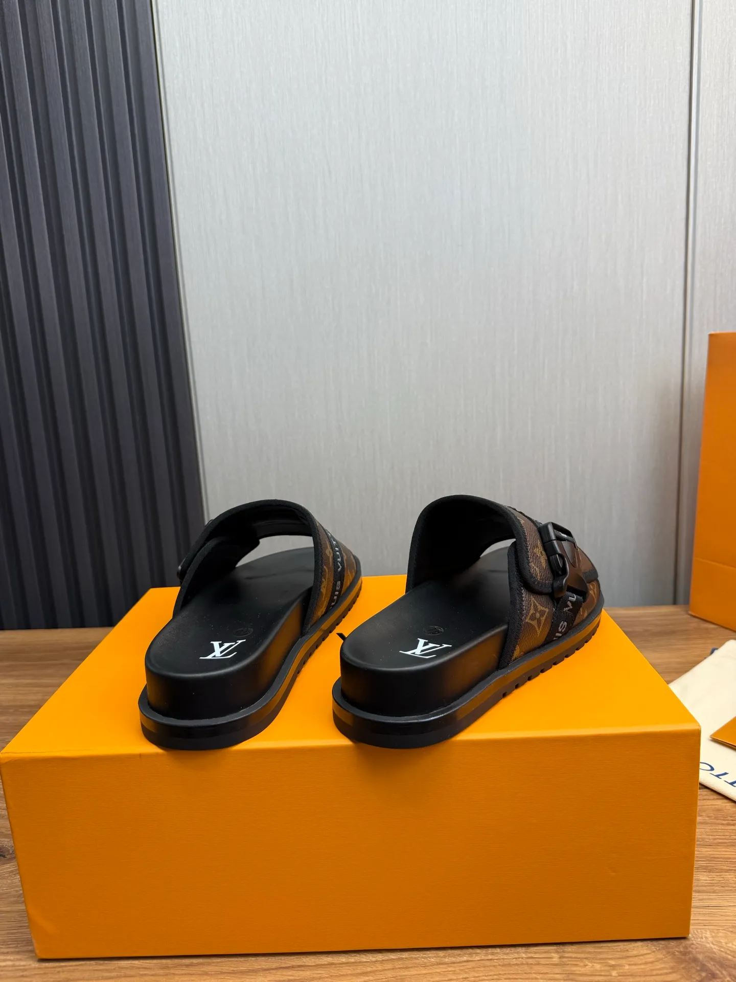 Men's shoes 💰320💰 Lv. hot selling men's slippers 🔥 🩴Official website one to one production 38-45 sizes 45 46 🉑️Customized!